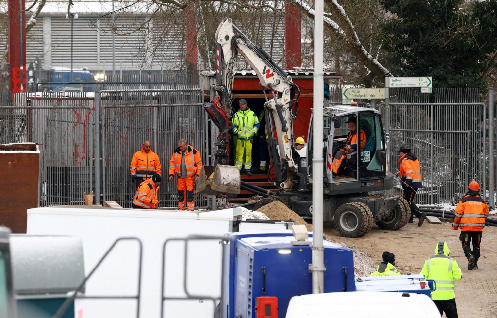 Muži pracuj&uacute; na stavenisku tepelnej a elektr&aacute;rne v Lichterfelde, kde &uacute;dajn&yacute; podpaľačsk&yacute; &uacute;tok preru&scaron;il dod&aacute;vku elektriny a sp&ocirc;sobil v&yacute;padok pr&uacute;du. FOTO: Reuters