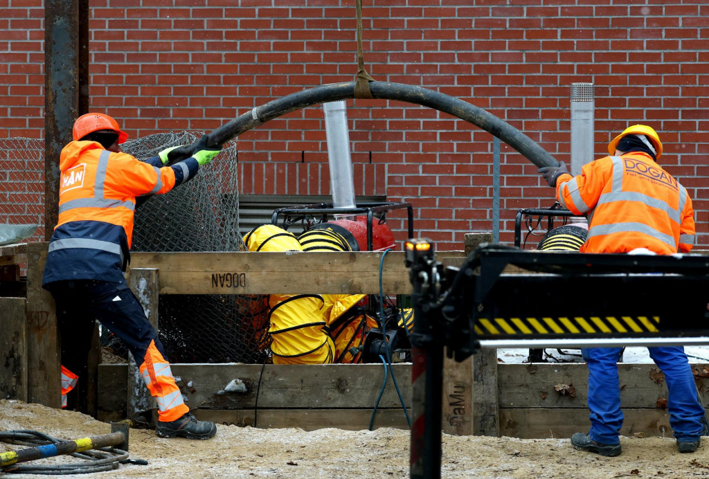 Pracovn&iacute;ci klad&uacute; na stavenisku 110-kilovoltov&yacute; vysokonap&auml;ťov&yacute; k&aacute;bel, aby obnovili dod&aacute;vku elektriny počas v&yacute;padku pr&uacute;du, ktor&yacute; po podozren&iacute; z podpaľačstva v elektr&aacute;rni Lichterfelde v &scaron;tvrti Steglitz-Zehlendorf v južnom Berl&iacute;ne zanechal bez pr&uacute;du tis&iacute;ce dom&aacute;cnost&iacute;. FOTO: Reuters