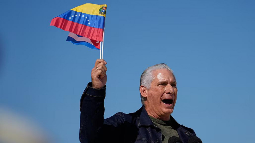 Kub&aacute;nsky prezident Miguel Diaz-Canel na m&iacute;tingu proti americkej intervencii vo Venezuele. FOTO: AP/Ramon Espinosa