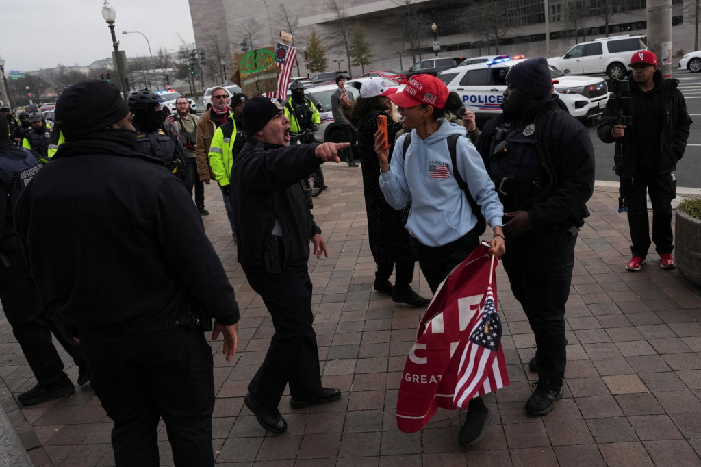 Protiprotestuj&uacute;ci konfrontuje ženu s klob&uacute;kom MAGA po pochode od The Ellipse ku Kapitolu USA na pamiatku t&yacute;ch, ktor&iacute; zomreli pri &uacute;toku na Kapitol USA 6. janu&aacute;ra 2021 alebo po ňom, pri pr&iacute;ležitosti piateho v&yacute;ročia &uacute;toku vo Washingtone. FOTO: Reuters