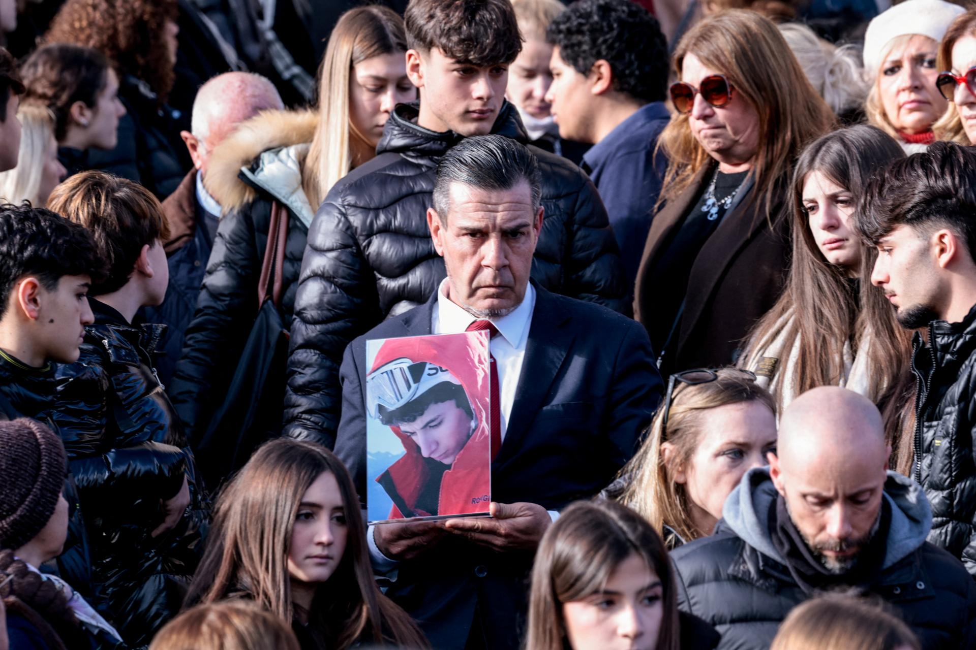 Tínedžer sa vrátil dnu, aby pomohol ostatným. V Taliansku sa rozlúčili s obeťami požiaru v Crans-Montane