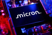 Micron hovor&iacute; o nap&auml;t&yacute;ch podmienkach naprieč DRAM i NAND aj počas roka 2026 a z&aacute;roveň naznačuje, že rast dod&aacute;vok bude limitovan&yacute; ponukou. FOTO: REUTERS