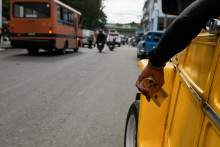 Taktika Trumpovej administrat&iacute;vy zabavovať sankcionovan&eacute; venezuelsk&eacute; ropn&eacute; tankery už začala zhor&scaron;ovať kr&iacute;zu v oblasti pal&iacute;v a elektriny na Kube a m&aacute; potenci&aacute;l situ&aacute;ciu veľmi r&yacute;chlo e&scaron;te zhor&scaron;iť. FOTO: REUTERS