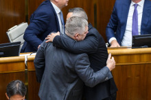 Premi&eacute;r Fico a minister financi&iacute; Kamenick&yacute; s&uacute; s konsolid&aacute;ciou spokojn&iacute;. FOTO: TASR/J. Nov&aacute;k