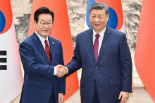 Na sn&iacute;mke č&iacute;nsky prezident Si Ťin-pching (vpravo) a juhok&oacute;rejsk&yacute; prezident I Če-mjong p&oacute;zuj&uacute; počas stretnutia v Pekingu v pondelok 5. janu&aacute;ra 2026. FOTO TASR/AP
