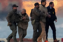 Americk&iacute; agenti eskortuj&uacute; zajat&eacute;ho venezuelsk&eacute;ho prezidenta Nicol&aacute;sa Madura a jeho manželku Ciliu Floresov&uacute;. FOTO: Reuters