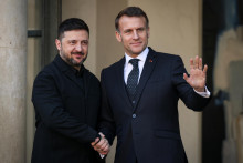 Franc&uacute;zsky prezident Emmanuel Macron (vpravo) si pod&aacute;va ruku s ukrajinsk&yacute;m prezidentom Volodymyrom Zelensk&yacute;m pred ich stretnut&iacute;m v r&aacute;mci zasadnutia koal&iacute;cie ochotn&yacute;ch v Elyzejskom pal&aacute;ci v Par&iacute;ži. FOTO: TASR/AP