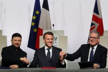 Ukrajinsk&yacute; prezident Volodymyr Zelenskij, franc&uacute;zsky prezident Emmanuel Macron a britsk&yacute; premi&eacute;r Keir Starmer. FOTO: Reuters
