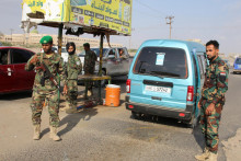 Policajti str&aacute;žia kontroln&eacute; stanovi&scaron;te po tom, čo podľa koal&iacute;cie podporovanej Saudskou Ajdar&uacute;s az-Zubajd&iacute;, vodca Jemenskej prechodnej rady pre južn&eacute; krajiny, utiekol na nezn&aacute;me miesto. FOTO: Reuters