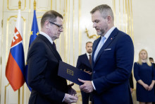 Na sn&iacute;mke vľavo dnes už b&yacute;val&yacute; podpredseda vl&aacute;dy pre pl&aacute;n obnovy a znalostn&uacute; ekonomiku Peter Kmec, ktor&eacute;ho demisiu prijal prezident Peter Pellegrini (vpravo).

FOTO: TASR/ M. Baumann