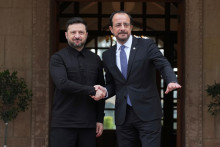 Ukrajinsk&yacute; prezident Volodymyr Zelenskyj a cypersk&yacute; prezident Nikos Christodoulides​. FOTO: TASR/AP