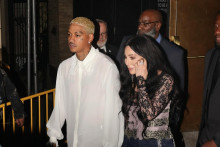 Cher s priateľom Alexanderom Edwardsom ako brunetka.