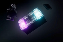 Kocka Lego Smart Brick, ktor&aacute; obsahuje mal&yacute; čip, ktor&yacute; je z&aacute;kladom cel&eacute;ho syst&eacute;mu Smart Play.