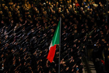 Neofa&scaron;isti gestikuluj&uacute; počas spomienkovej akcie na v&yacute;ročie Acca Larentia, podujatia pripom&iacute;naj&uacute;ceho vraždu krajne pravicov&yacute;ch aktivistov, ku ktorej do&scaron;lo 7. janu&aacute;ra 1978 v R&iacute;me. FOTO: Reuters