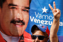 Podporovatelia Američanmi unesen&eacute;ho prezidenta Madura žiadaj&uacute; jeho vydanie sp&auml;ť do krajiny. FOTO: Reuters