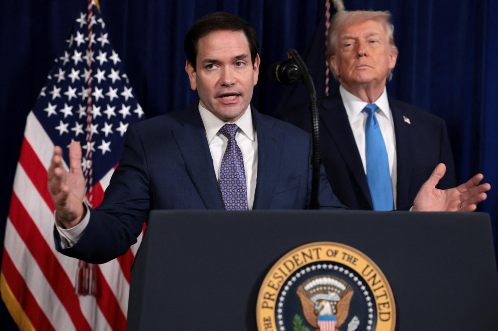 Minister zahraničn&yacute;ch vec&iacute; USA Marco Rubio, v pozad&iacute; prezident Spojen&yacute;ch &scaron;t&aacute;tov Donald Trump. FOTO: REUTERS