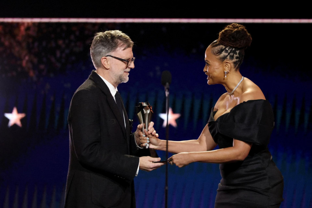 Paul Thomas Anderson preber&aacute; cenu za najlep&scaron;iu r&eacute;žiu za film Jedna bitka za druhou od Avy DuVernay na 31. ročn&iacute;ku udeľovania cien Critics&lsquo; Choice Awards v Santa Monice v Kalifornii. FOTO: REUTERS