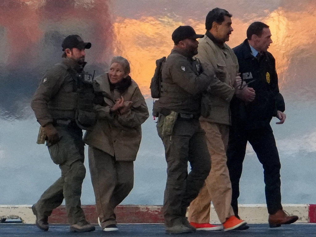 Americk&iacute; agenti eskortuj&uacute; zajat&eacute;ho venezuelsk&eacute;ho prezidenta Nicol&aacute;sa Madura a jeho manželku Ciliu Floresov&uacute;. FOTO: Reuters