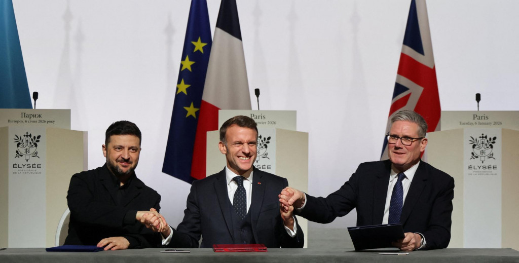 Ukrajinsk&yacute; prezident Volodymyr Zelenskij, franc&uacute;zsky prezident Emmanuel Macron a britsk&yacute; premi&eacute;r Keir Starmer. FOTO: Reuters