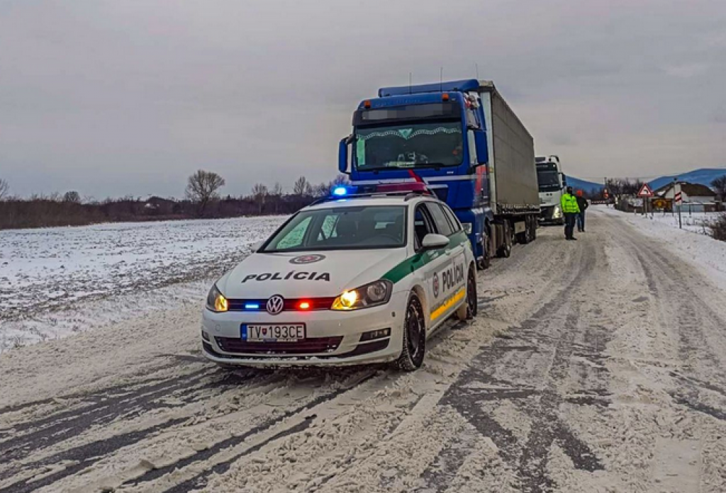 V Ko&scaron;iciach pre zl&uacute; poveternostn&uacute; situ&aacute;ciu vyhl&aacute;sili v stredu r&aacute;no prv&yacute; kalamitn&yacute; stupeň. FOTO: Facebook pol&iacute;cie/Ko&scaron;ick&yacute; kraj