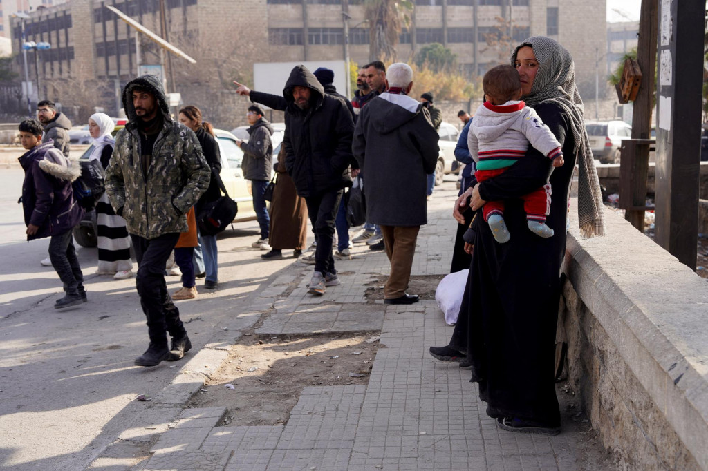 Skupina civilistov nesie ta&scaron;ky a osobn&eacute; veci, keď utekaj&uacute; po obnoven&yacute;ch stretoch medzi s&yacute;rskou arm&aacute;dou a S&yacute;rskymi demokratick&yacute;mi silami v Aleppe. FOTO: Reuters