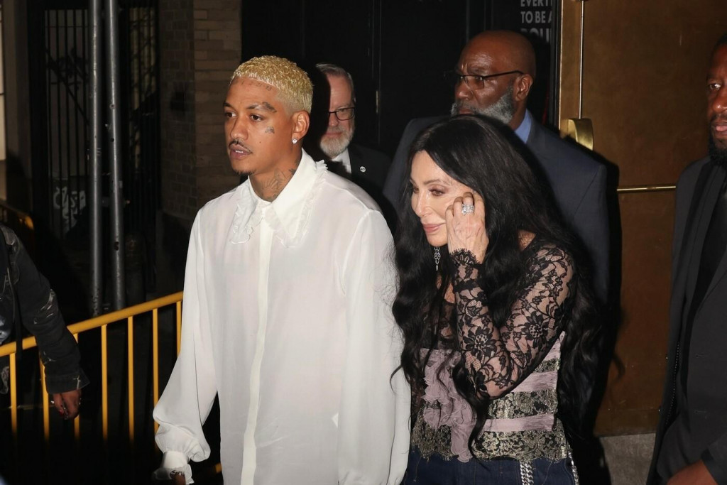 Cher s priateľom Alexanderom Edwardsom ako brunetka.