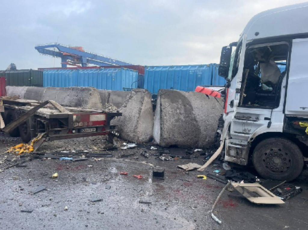 Rusi za&uacute;točili na dva pr&iacute;stavy v Odeskej oblasti. Po&scaron;kodili pr&iacute;stavn&eacute; zariadenia a n&aacute;drže s rastlinn&yacute;m olejom, uviedol vicepremi&eacute;r Oleksij Kuleba. FOTO: TG/OleksiiKuleba