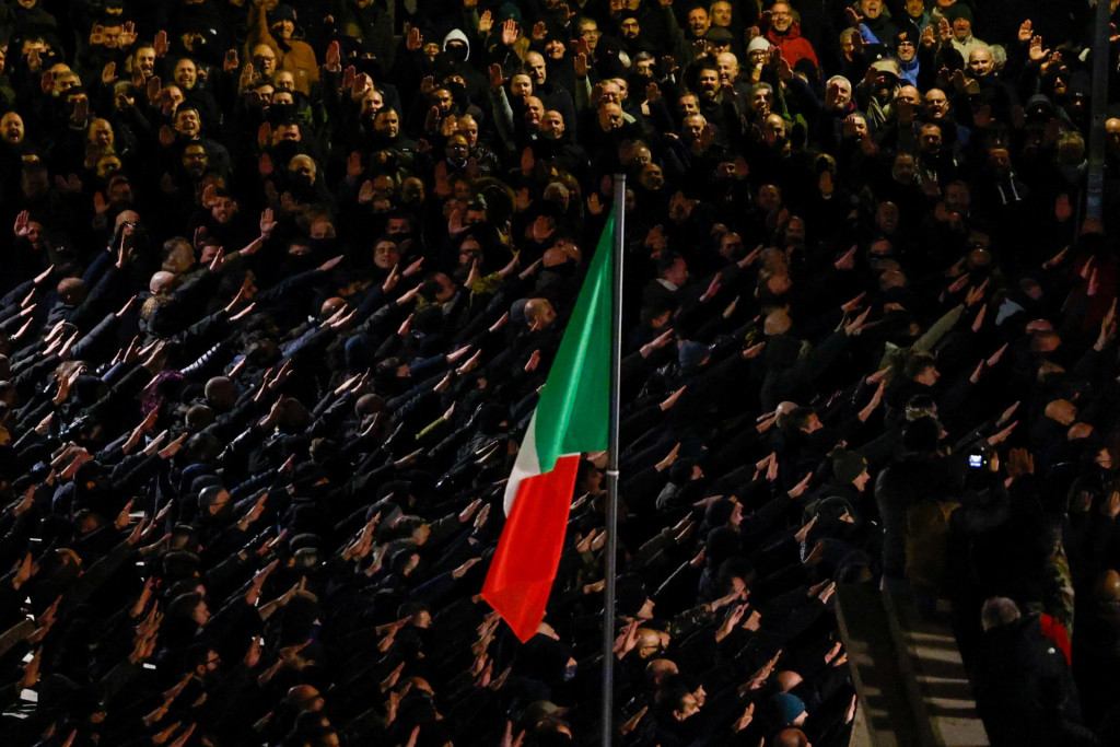 Neofa&scaron;isti gestikuluj&uacute; počas spomienkovej akcie na v&yacute;ročie Acca Larentia, podujatia pripom&iacute;naj&uacute;ceho vraždu krajne pravicov&yacute;ch aktivistov, ku ktorej do&scaron;lo 7. janu&aacute;ra 1978 v R&iacute;me. FOTO: Reuters