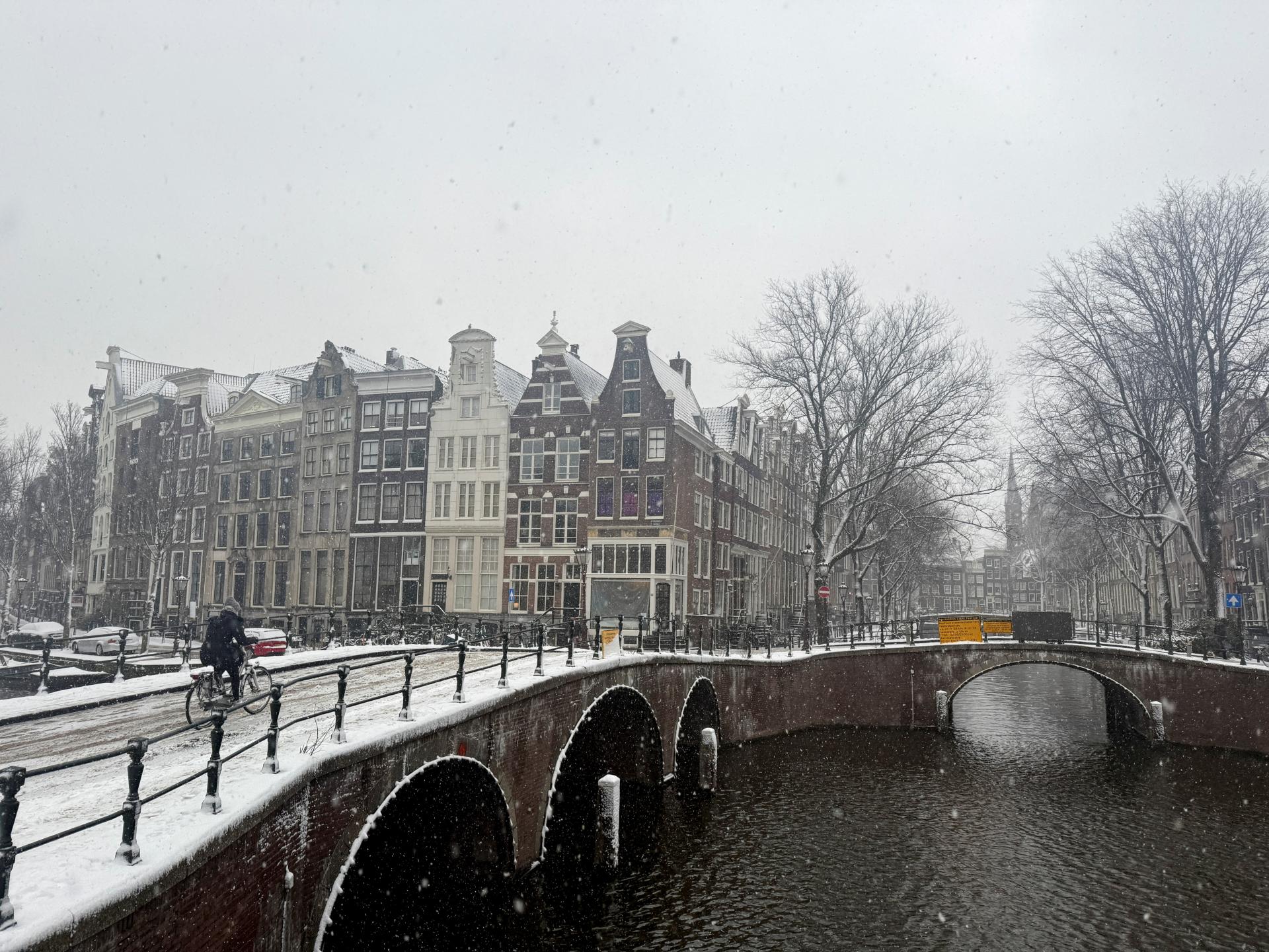 Ceny leteniek na letisku v Amsterdame prudko stúpajú kvôli snežnej kalamite