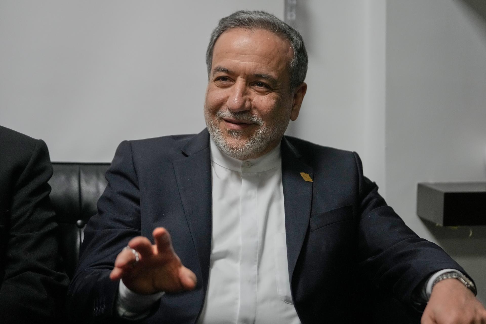 Irán vojnu s Izraelom ani USA nechce. Je však pripravený brániť sa, odkazuje Arákčí