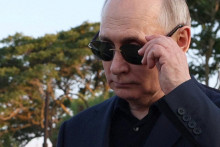 Rusk&yacute; prezident Vladimir Putin v slnečn&yacute;ch okuliaroch. FOTO: REUTERS/SPUTNIK