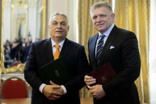 Maďarsk&yacute; premi&eacute;r Viktor Orb&aacute;n (vľavo) a slovensk&yacute; premi&eacute;r Robert Fico (Smer). FOTO: TASR/Martin Baumann
