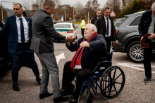 Premi&eacute;r Robert Fico a &scaron;&eacute;f organiz&aacute;cie Klub 500 Vladim&iacute;r Sot&aacute;k.

FOTO: Facebook/&Uacute;rad vl&aacute;dy Slovenskej republiky