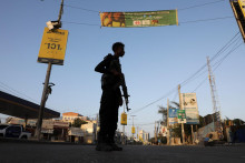 Policajt v Som&aacute;lsku. FOTO: Reuters