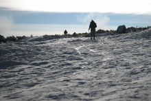 Na sn&iacute;mke turisti na Skalnatom plese vo Vysok&yacute;ch Tatr&aacute;ch. FOTO: TASR/Franti&scaron;ek Iv&aacute;n