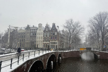Siln&eacute; sneženie sp&ocirc;sobuje naru&scaron;enie leteckej, železničnej a cestnej dopravy v Amsterdame. FOTO: Reuters