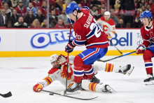 &Uacute;točn&iacute;k Montreal Canadiens Juraj Slafkovsk&yacute; (20) rozohr&aacute;va puk a &uacute;točn&iacute;k Calgary Flames Nazem Kadri (91) br&aacute;ni počas druhej tretiny. FOTO: Eric Bolte/Imagn Images