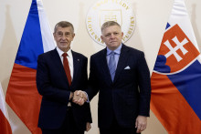 Premi&eacute;r Robert Fico (vpravo) a česk&yacute; premi&eacute;r Andrej Babi&scaron;. FOTO: TASR/Martin Baumann