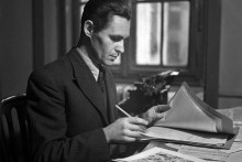 Jaroslav Foglar v redakcii Mlad&eacute;ho hl&aacute;sateľa, ktor&yacute; mal v časoch svojej najv&auml;č&scaron;ej sl&aacute;vy n&aacute;klad takmer &scaron;tvrť mili&oacute;na v&yacute;tlačkov.