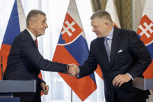 Slovensk&yacute; premi&eacute;r Robert Fico (vpravo) a česk&yacute; premi&eacute;r Andrej Babi&scaron; (vľavo). FOTO: TASR/Martin Baumann