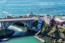 Depoe Bay, hlavn&eacute; mesto pozorovania veľr&yacute;b Oregonu.