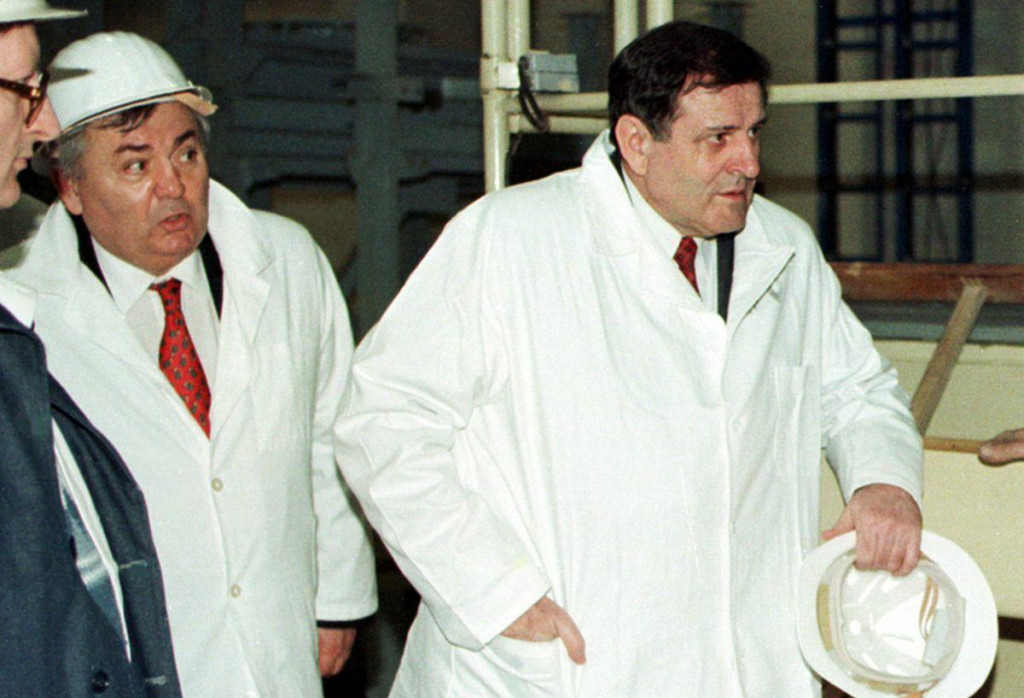 Minister hospod&aacute;rstva J&aacute;n Duck&yacute; s vtedaj&scaron;&iacute;m premi&eacute;rom Vladim&iacute;rom Mečiarom počas prehliadky rozostavan&eacute;ho tela jadrov&eacute;ho reaktora Jadrovej elektr&aacute;rne v Mochovciach v roku 1996. FOTO: TASR/&Scaron;. Pu&scaron;k&aacute;&scaron;