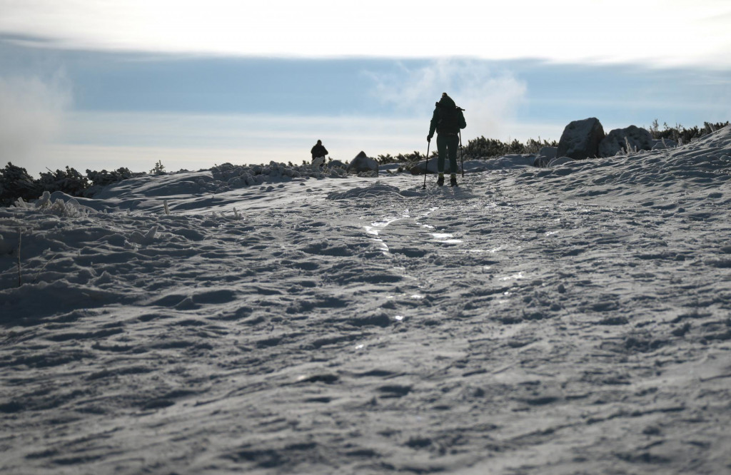 Na sn&iacute;mke turisti na Skalnatom plese vo Vysok&yacute;ch Tatr&aacute;ch. FOTO: TASR/Franti&scaron;ek Iv&aacute;n