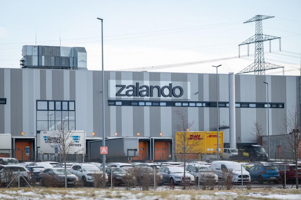 Logistick&eacute; centrum nemeck&eacute;ho predajcu Zalando v Erfurte. FOTO: TASR/DPA