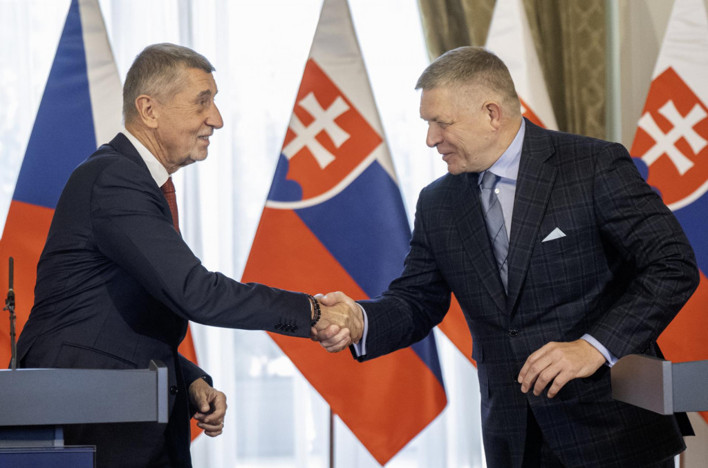 Slovensk&yacute; premi&eacute;r Robert Fico (vpravo) a česk&yacute; premi&eacute;r Andrej Babi&scaron; (vľavo). FOTO: TASR/Martin Baumann