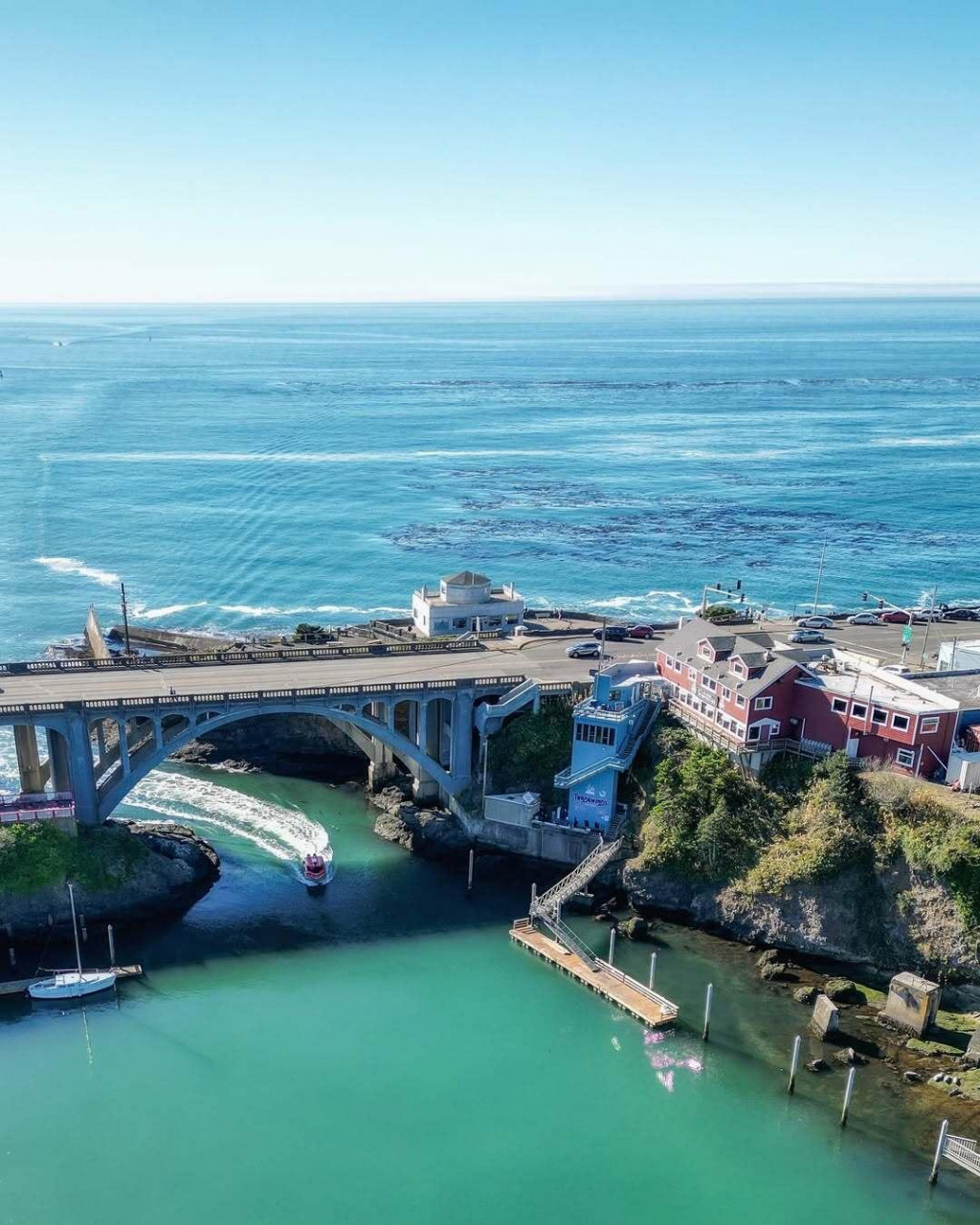 Depoe Bay, hlavn&eacute; mesto pozorovania veľr&yacute;b Oregonu.