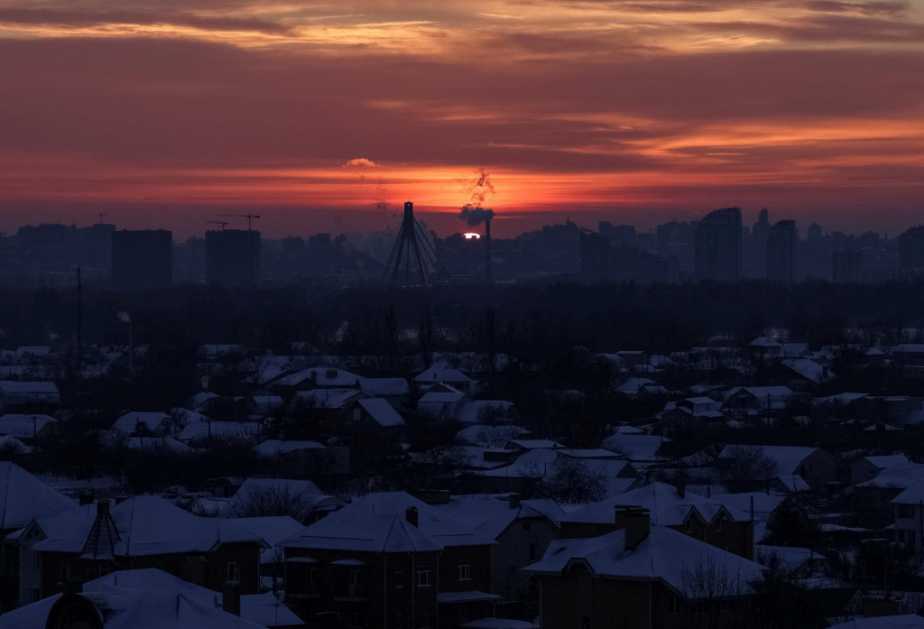 Rusko svoj&iacute;mi &uacute;tokmi sp&ocirc;sobuje v&yacute;padky z&aacute;sobovania elektrinou a teplom, č&iacute;m trp&iacute; civiln&eacute; obyvateľstvo. FOTO: Reuters