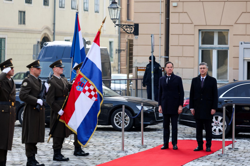 Chorv&aacute;tsky premi&eacute;r Andrej Plenkovič priv&iacute;tal 12. janu&aacute;ra v Z&aacute;hrebe &scaron;&eacute;fa NATO Marka Rutteho. FOTO: Reuters