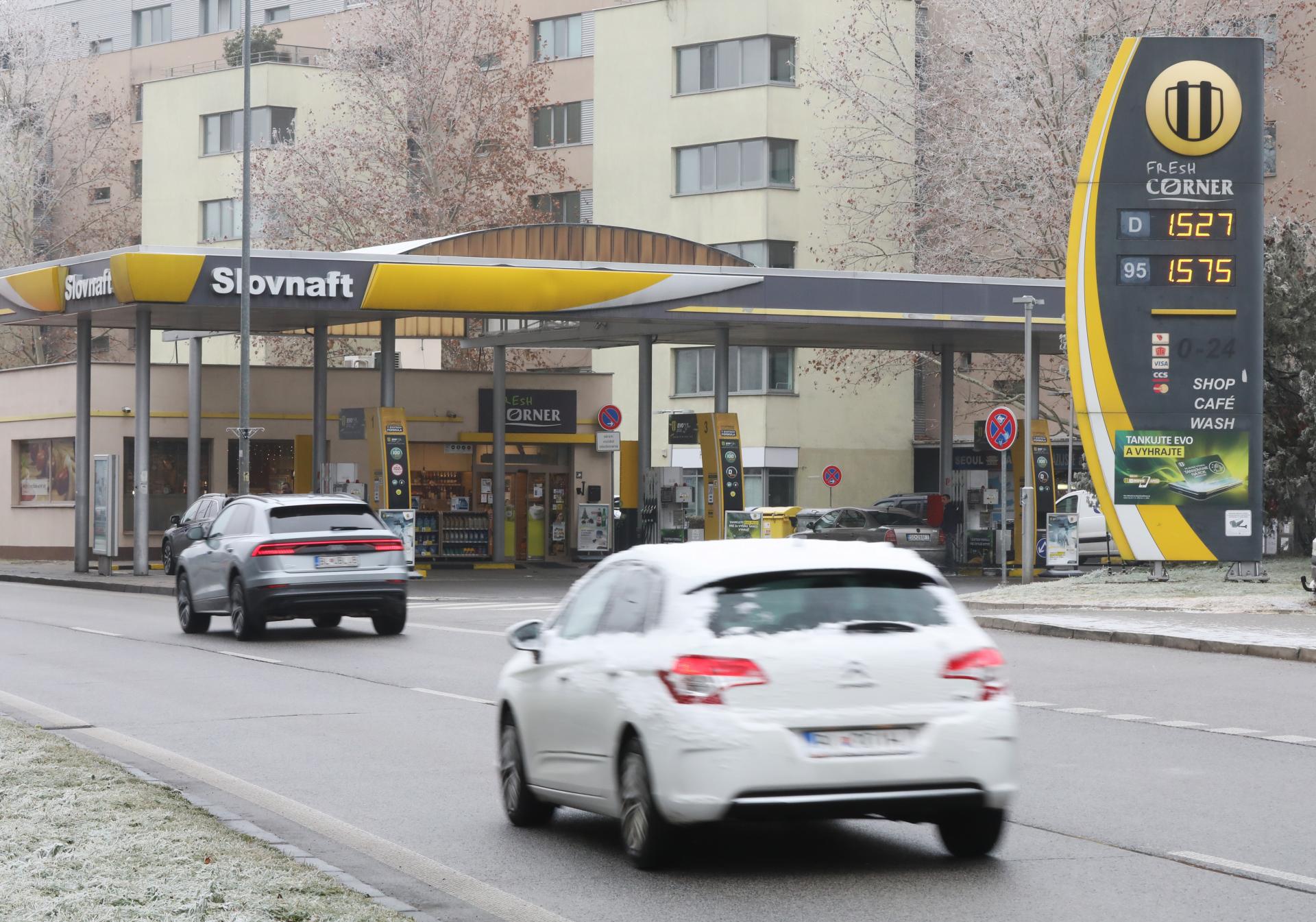 Benzín pod 1,40 eura za liter je extrém. Rok 2026 visí na piatich faktoroch, vrátane tajnej dohody mocností