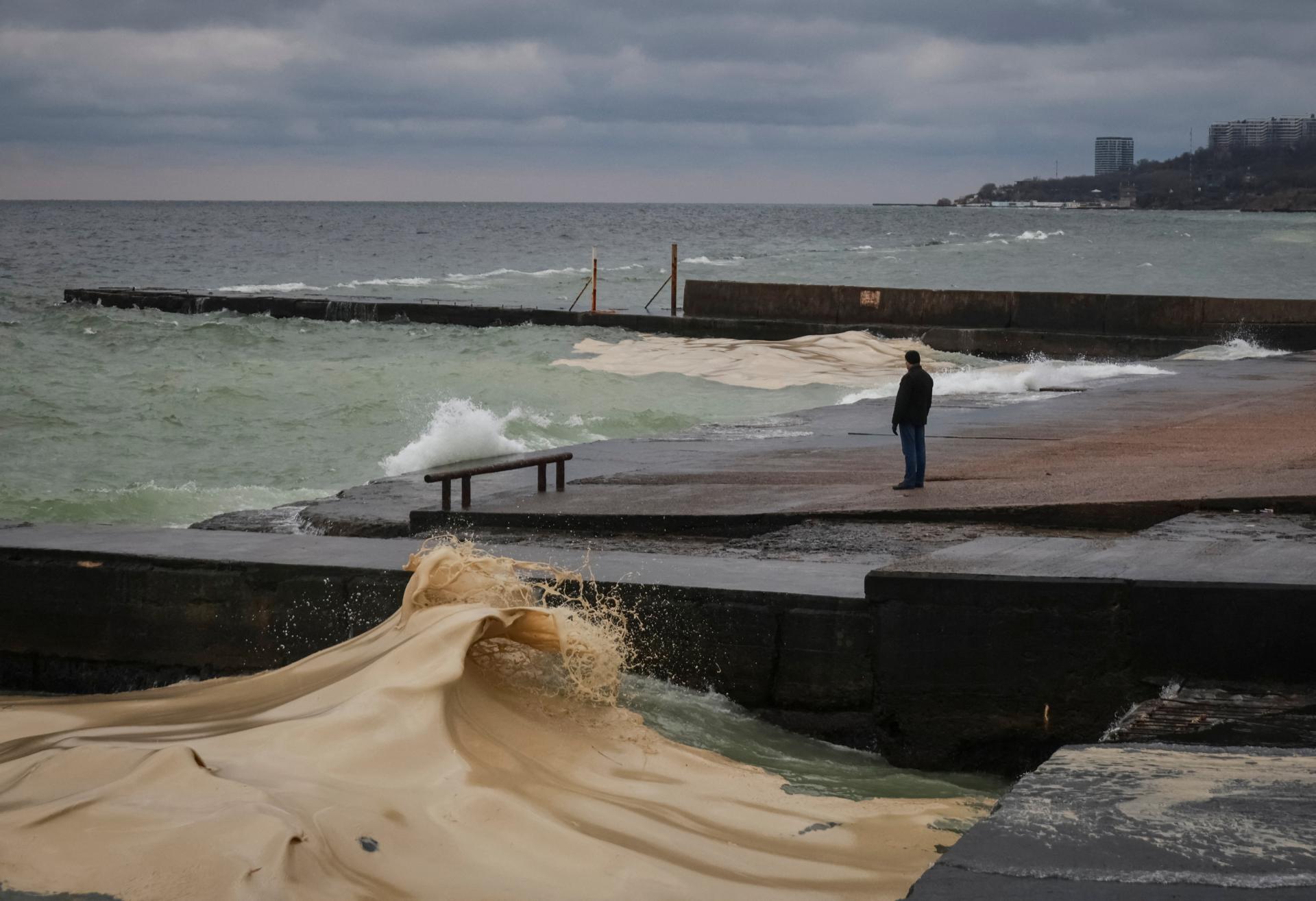 Rusi zaútočili na dve nákladné lode v Čiernom mori, hlási Kyjev